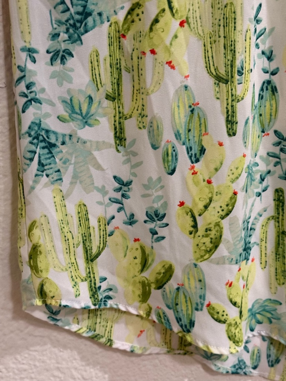 Torrid Green Cactus Print Flutter Sleeve Blouse Size 1 - Picture 6 of 12